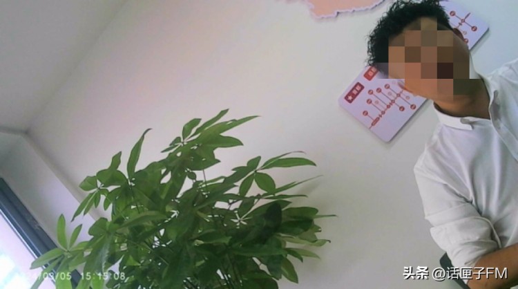 只要錢到位啥服務都能做！電梯里制服美女上門按摩廣告背后尺度大得驚人……