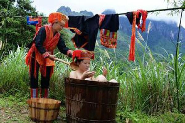貴州有個(gè)民族被譽(yù)為最長(zhǎng)壽民族原因是他們愛(ài)洗澡