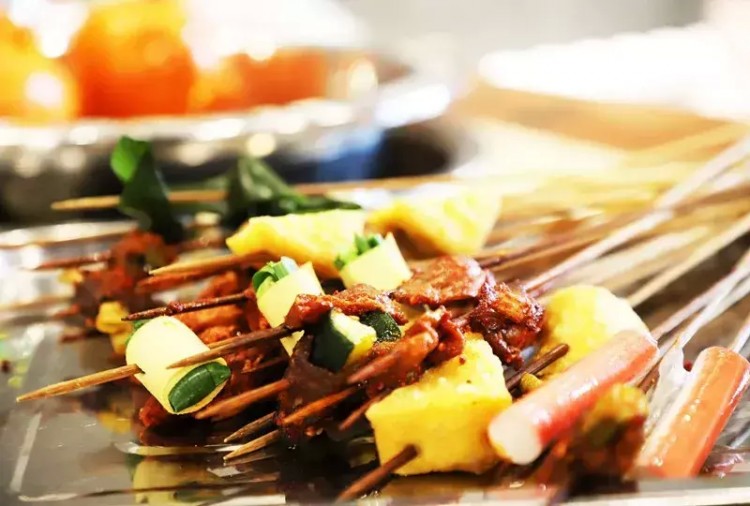 閨蜜在蘭州這家串串店里涮一串串鞭炮吃進(jìn)嘴里還嘎吱嘎吱響