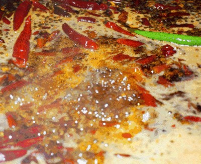 閨蜜在蘭州這家串串店里涮一串串鞭炮吃進(jìn)嘴里還嘎吱嘎吱響