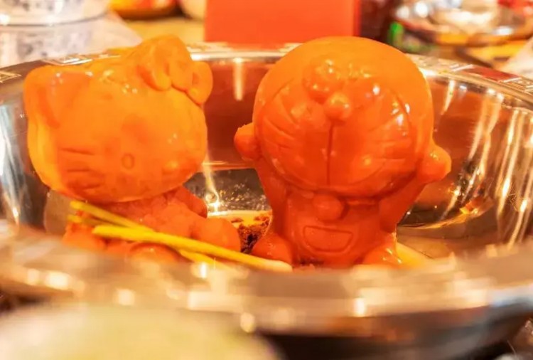 閨蜜在蘭州這家串串店里涮一串串鞭炮吃進(jìn)嘴里還嘎吱嘎吱響