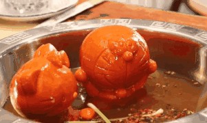 閨蜜在蘭州這家串串店里涮一串串鞭炮吃進(jìn)嘴里還嘎吱嘎吱響