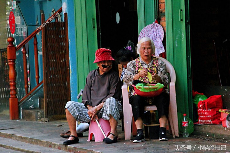 海南三亞街頭有趣畫面按摩80元一次