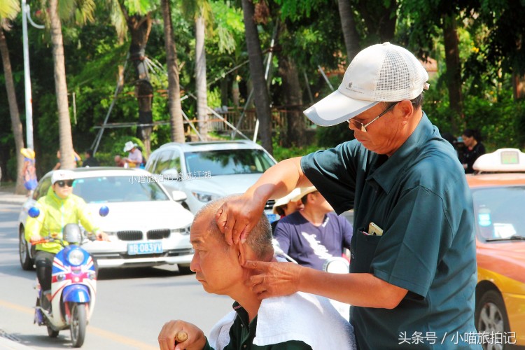 海南三亞街頭有趣畫面按摩80元一次