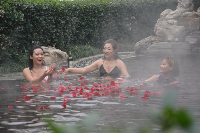 陜西品質溫泉發現之旅美女演繹溫泉邂逅紅酒的浪漫