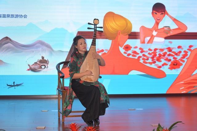 陜西品質溫泉發現之旅美女演繹溫泉邂逅紅酒的浪漫