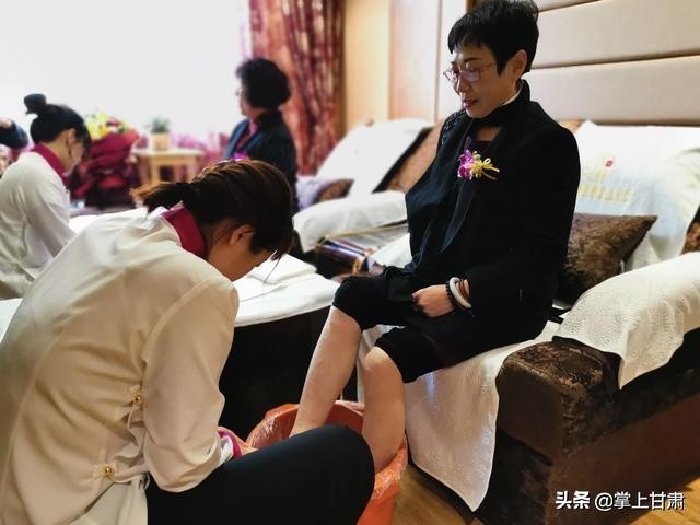 甘肅白海螺健康管理中心開業(yè)首日為10位母親提供免費藏浴服務(wù)
