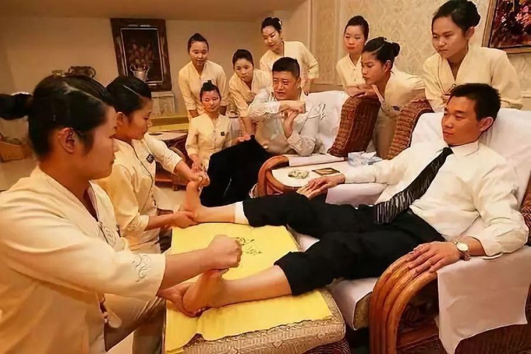 退休大爺開養生館做按摩不花錢反倒月賺12萬看看人家