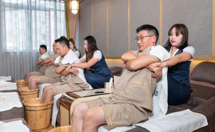 退休大爺開養生館做按摩不花錢反倒月賺12萬看看人家