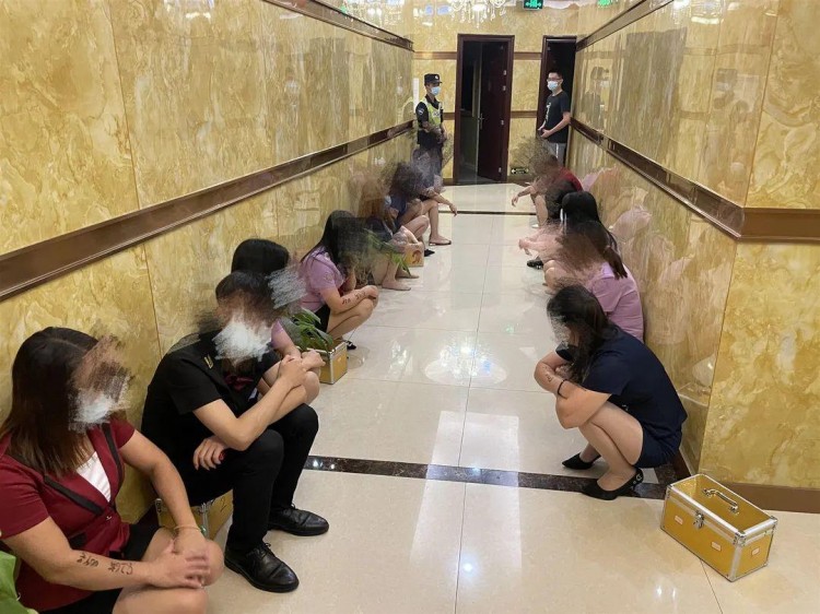 警方突襲！30余名男女被抓現場曝光