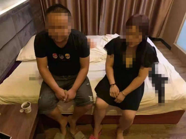 警方突襲！30余名男女被抓現場曝光