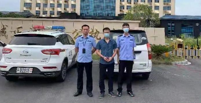 警方突襲！30余名男女被抓現場曝光