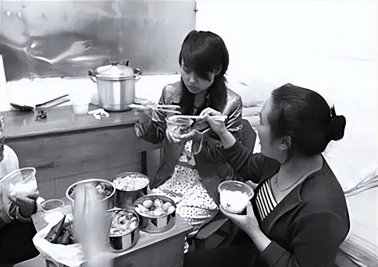 2009年湖北一賓館女服務員致兩官員一死一傷法院：無罪釋放