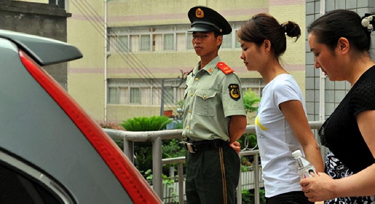 2009年湖北一賓館女服務員致兩官員一死一傷法院：無罪釋放