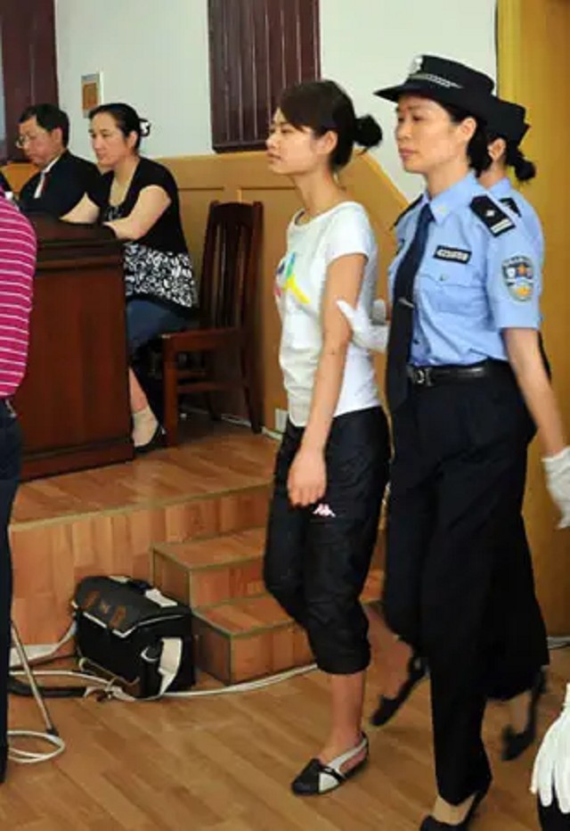 2009年湖北一賓館女服務員致兩官員一死一傷法院：無罪釋放