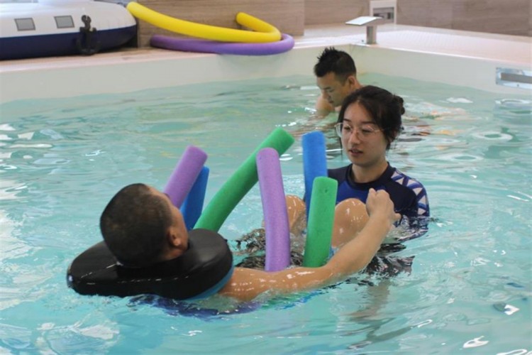 不吃藥來泡澡康復(fù)師為保患者安全每天堅(jiān)持鍛煉探秘襄陽唯一一家醫(yī)院水療中心