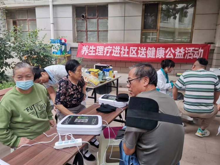 楊家園社區(qū)聯(lián)合養(yǎng)生館開展中醫(yī)理療按摩公益活動(dòng)