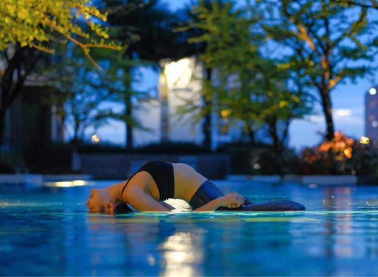夜幕降臨拒絕深夜的啤酒來一場(chǎng)瑜伽SPA