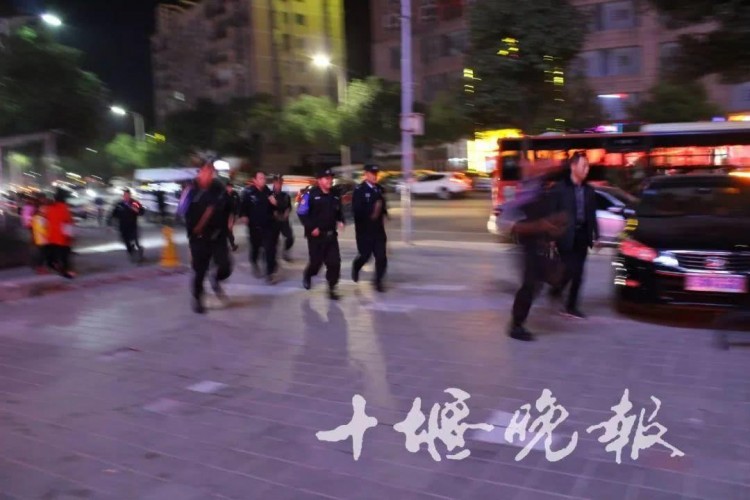 十堰一按摩店藏賣(mài)淫窩點(diǎn) 現(xiàn)場(chǎng)抓獲了20名男女