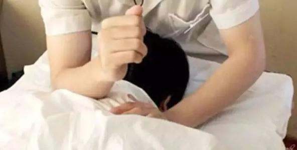 小伙進按摩房半小時就被朋友抬出暴斃他到底經歷了什么
