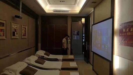 小伙進按摩房半小時就被朋友抬出暴斃他到底經歷了什么